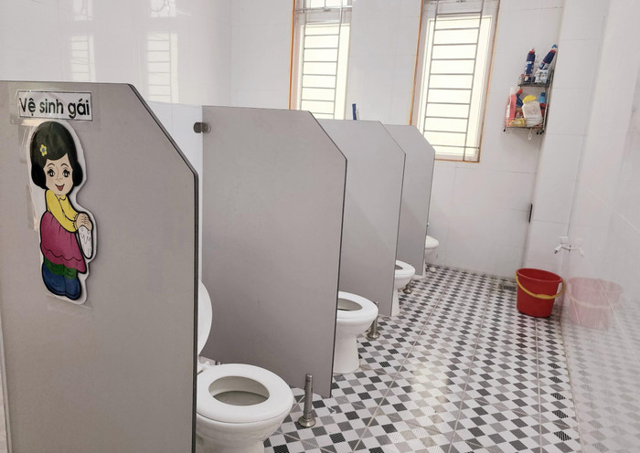 Thiết bị được chia khu dành cho bé trai, bé gái và có ngăn riêng (Ảnh: Phạm Linh) Thiết bị được chia khu dành cho bé trai, bé gái và có ngăn riêng (Ảnh: Phạm Linh)