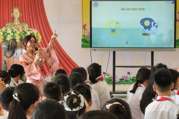 Sinh viên Trường Đại học Hải Phòng giới thiệu cho học sinh Trường Trung học cơ sở Ngô Gia Tự những nét đặc trưng của Lễ hội ngắm trăng Nhật Bản (Ảnh: Phạm Linh) Sinh viên Trường Đại học Hải Phòng giới thiệu cho học sinh Trường Trung học cơ sở Ngô Gia Tự những nét đặc trưng của Lễ hội ngắm trăng Nhật Bản (Ảnh: Phạm Linh)