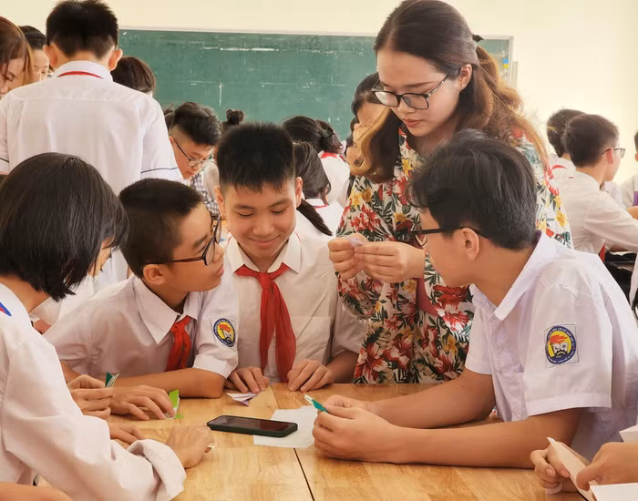 Hoạt động gấp giấy origami chủ đề về Lễ hội ngắm trăng (Ảnh: Phạm Linh)