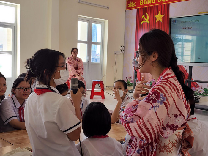 Học sinh hào hứng trả lời câu hỏi về lễ hội truyền thống của người Nhật Bản (Ảnh: Phạm Linh) Học sinh hào hứng trả lời câu hỏi về lễ hội truyền thống của người Nhật Bản (Ảnh: Phạm Linh)