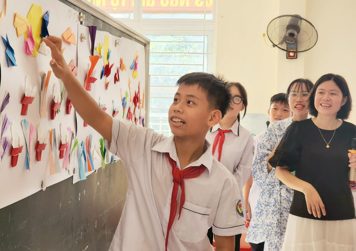 Các nhóm sẽ thi xem ai gấp được nhiều và đẹp hơn (Ảnh: Phạm Linh) Các nhóm sẽ thi xem ai gấp được nhiều và đẹp hơn (Ảnh: Phạm Linh)