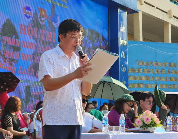 Thầy Nguyễn Minh Quý – Hiệu trưởng Trường Trung học phổ thông Trần Nguyên Hãn phát biểu khai mạc hội thi (Ảnh: Phạm Linh)