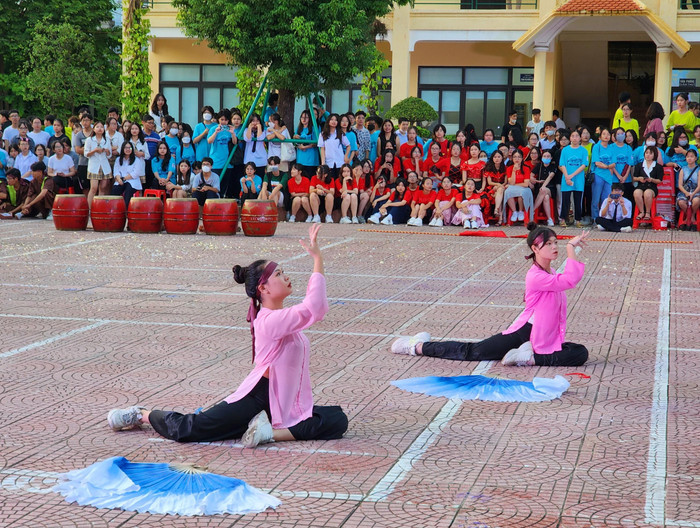 Không chỉ mang đến những vũ điệu được đầu tư dàn dựng công phu mà còn lồng ghép nhiều thông điệp ý nghĩa (Ảnh: Phạm Linh)