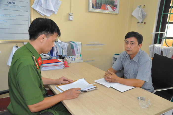 Ông Phạm Văn Sơn, nguyên Hiệu trưởng Trường Tiểu học Ngọc Sơn (thành phố Hải Dương) tại cơ quan công an (Ảnh: CACC)