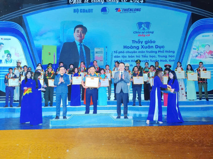 Thầy Hoàng Xuân Dục là một trong 60 nhà giáo tiêu biểu được tuyên dương trong chương trình “Chia sẻ cùng thầy cô” năm 2024. Ảnh: NVCC. Thầy Hoàng Xuân Dục là một trong 60 nhà giáo tiêu biểu được tuyên dương trong chương trình “Chia sẻ cùng thầy cô” năm 2024. Ảnh: NVCC.