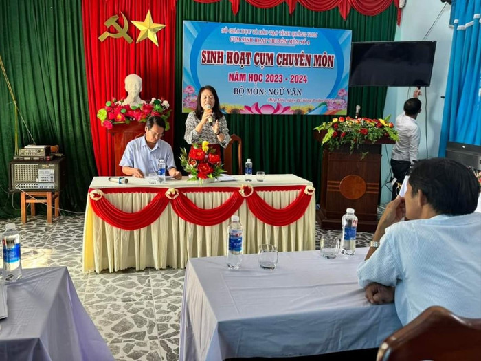 Sinh hoạt cụm chuyên môn môn Ngữ văn bàn về những thuận lợi, khó khăn khi giảng dạy Chương trình Giáo dục phổ thông 2018 do Trường Trung học phổ thông Hiệp Đức chủ trì. Ảnh: NTCC quảng nam.jpg