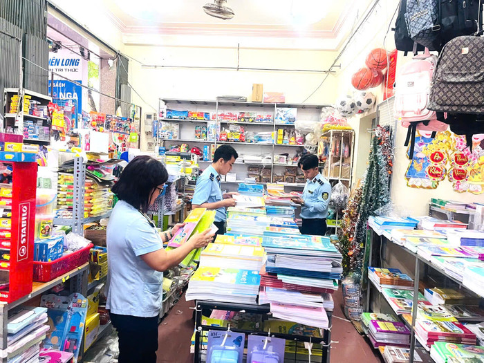 Cục Quản lý thị trường tỉnh Quảng Ngãi tiến hành kiểm tra tại một cơ sở kinh doanh trên địa bàn. Ảnh: Cục Quản lý thị trường tỉnh Quảng Ngãi cung cấp. 14-10.jpg