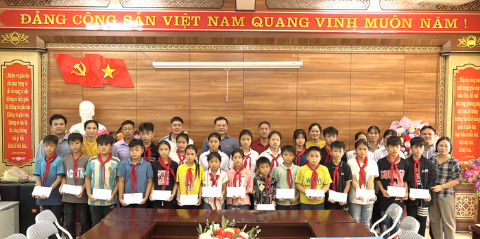 Học sinh Trường Phổ thông dân tộc bán trú Tiểu học và Trung học cơ sở Bản Cái (huyện Bắc Hà, tỉnh Lào Cai) nhận quà hỗ trợ của Nhà xuất bản Giáo dục Việt Nam. Ảnh: nxbgd.vn. NXBGDVN_TH-THCS Bản Cái.jpg