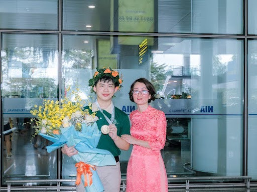 Cô giáo Nguyễn Thị Việt Hà và em Giáp Vũ Sơn Hà trong ngày trở về sau khi đạt huy chương tại kỳ thi Olympic Hoá học quốc tế 2024. Ảnh: NVCC Hà.jpg