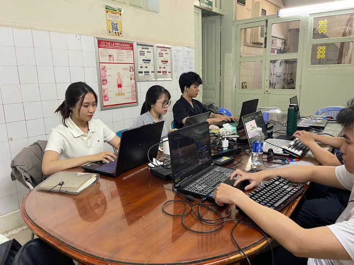 Sinh viên ngành Công nghệ thông tin - Trường Đại học Tài nguyên và Môi trường thành phố Hồ Chí Minh thực tập tại Bệnh viện Nhi đồng 2. Ảnh: NTCC. z6139341366783_619f4ef76fef49ecc8a499e24f5095a2.jpg