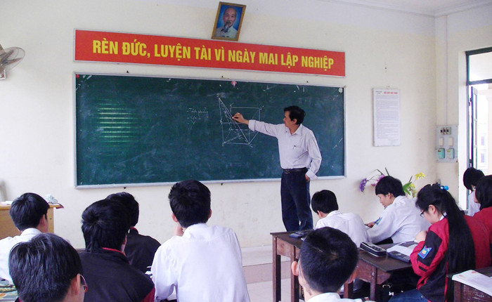 Thầy giáo Nguyễn Anh Tuấn trong một giờ dạy lớp chuyên Toán. Ảnh: NVCC thầy tuấn 1.jpg