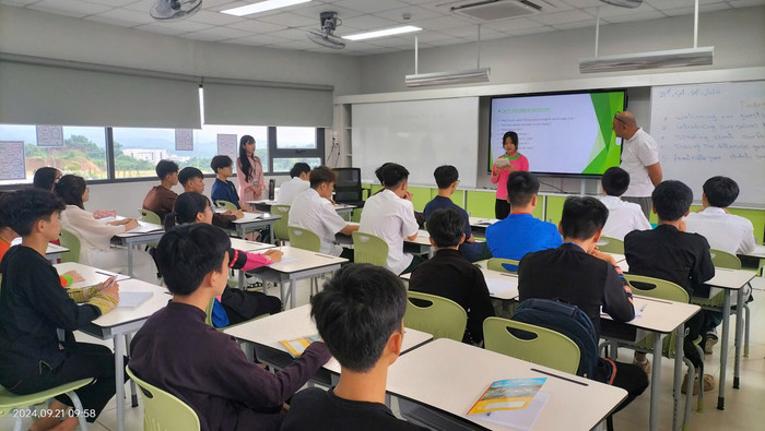 Giờ học tiếng Anh với giáo viên nước ngoài của học sinh Trường Trung học phổ thông dân tộc nội trú tỉnh lào Cai. Ảnh: NTCC. IMG_5681.jpeg