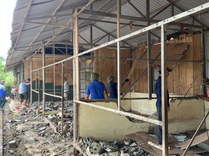 Giáo viên Trường Phổ thông dân tộc bán trú Trung học cơ sở Na Cô Sa (huyện Mường Nhé, Điện Biên) tham gia tu sửa phòng ở bán trú cho học sinh. Ảnh: dienbien.edu.vn. Giáo viên Trường Phổ thông dân tộc bán trú Trung học cơ sở Na Cô Sa (huyện Mường Nhé, Điện Biên) tham gia tu sửa phòng ở bán trú cho học sinh. Ảnh: dienbien.edu.vn.