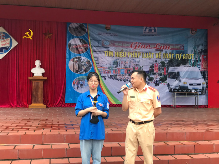 Trường Trung học phổ thông Sông Công (Thái Nguyên) tổ chức Giao lưu tìm hiểu pháp luật về trật tự an toàn giao thông. Ảnh: NTCC. IMG_1406.jpeg