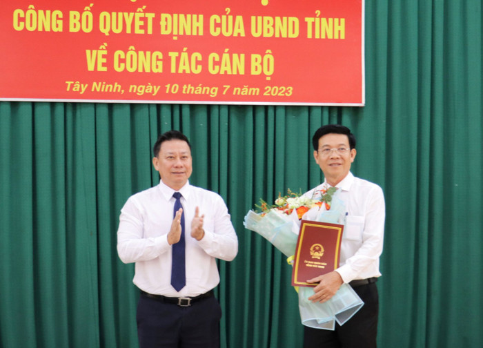 Ông Nguyễn Văn Phước (bên phải) - Giám đốc Sở Giáo dục và Đào tạo Tây Ninh. Ảnh: Báo Tây Ninh. Ảnh Báo Tây Ninh.jpg