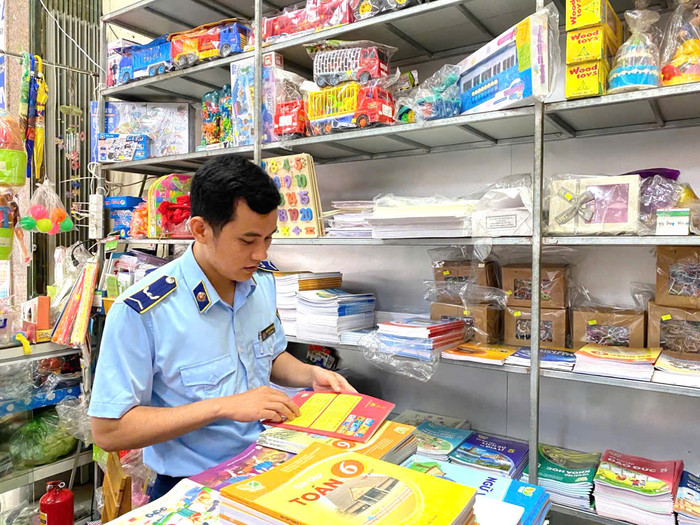 Để tránh mua phải sách giả, người dân nên tìm mua sách ở các địa chỉ uy tín. Ảnh: Cục Quản lý thị trường tỉnh Quảng Ngãi cung cấp. QLTT QUẢNG NGÃI.jpg