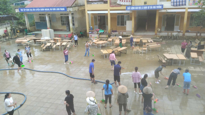 Trường Tiểu học Quang Vinh tổng vệ sinh, dọn dẹp sau ngập úng kéo dài. Ảnh: NTCC. z5785557619803_797a82d745e0a967b6bdbed20d16718a.jpg