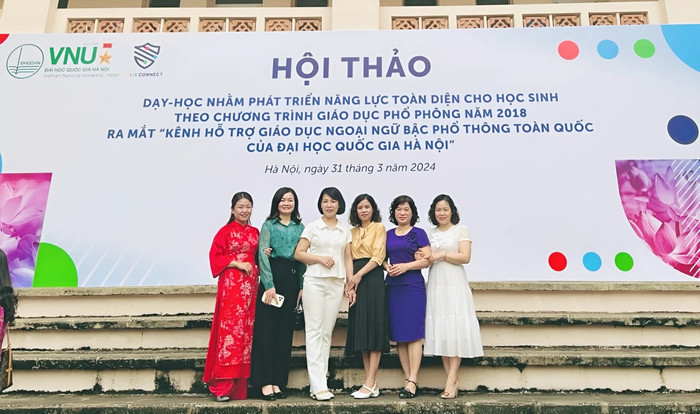 Cô Đỗ Thị Nhân (áo vàng)- Tổ trưởng Tổ Ngữ văn, Trường Trung học phổ thông Hoàng Văn Thụ (Lạng Sơn). Ảnh: NVCC z5711696466729_864930373cf05b844a65a20d1059201c.jpg