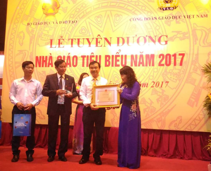 Thầy giáo Nguyễn Anh Tuấn tại Lễ tuyên dương Nhà giáo Tiêu biểu năm 2017. Ảnh: NVCC z5613865159539_67fef4a9b6f96db14641134539ca2992.jpg