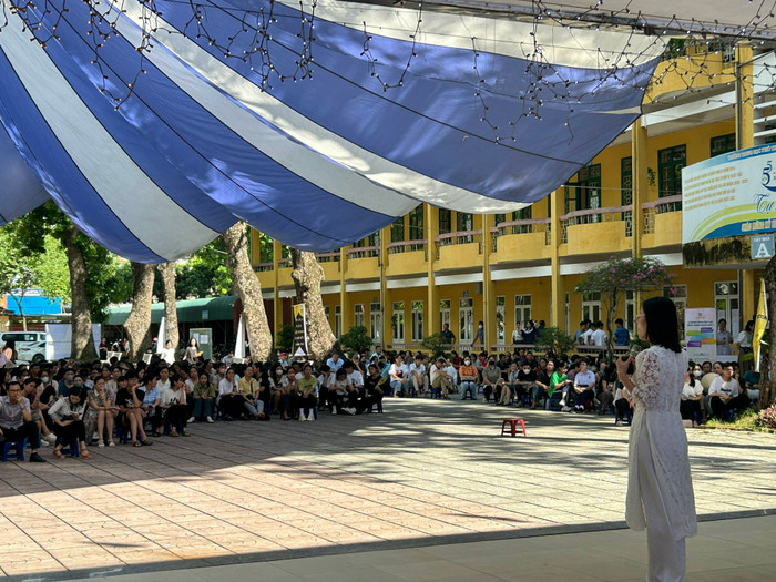 Trường Trung học phổ thông Cổ Loa (Đông Anh, Hà Nội) tổ chức tư vấn và định hướng lựa chọn môn học cho phụ huynh và học sinh lớp 10. Ảnh: NTCC THPT CL 2.jpg