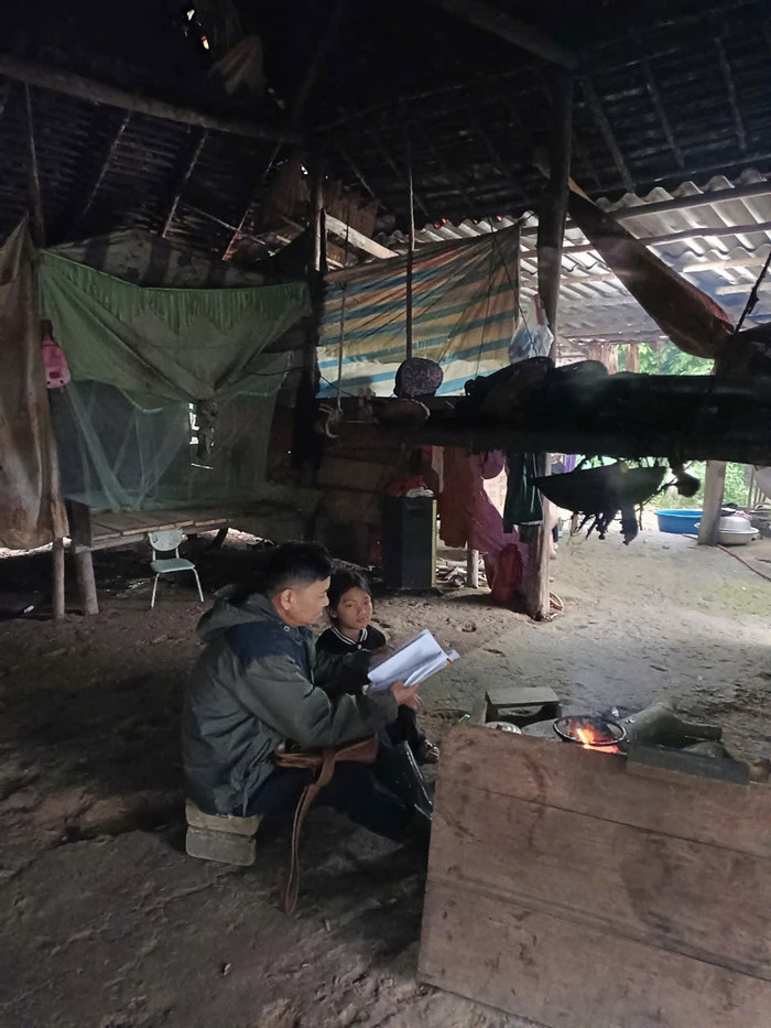 Những ngày đầu, việc vận động học sinh đi học còn nhiều khó khăn, thầy Hoàng Xuân Dục phải đến từng nhà để dạy học sinh. Ảnh tư liệu: NVCC. IMG_4578.jpeg