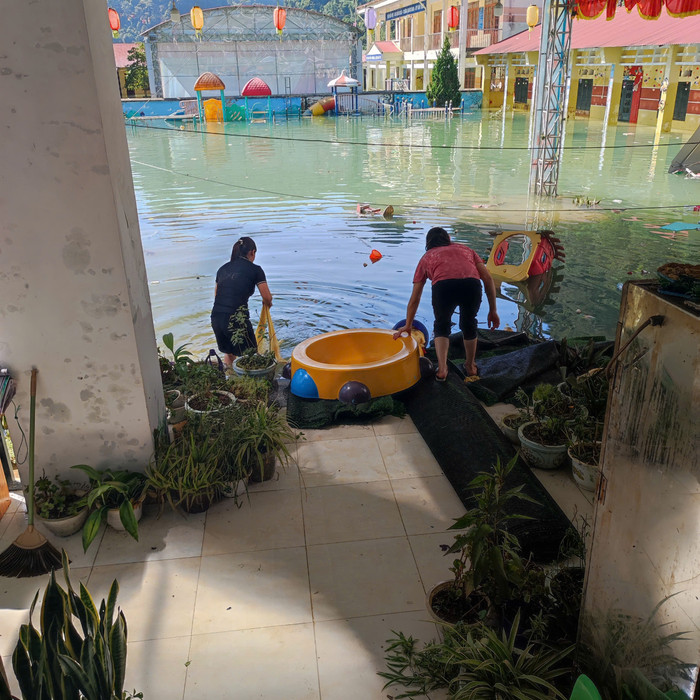 Ngập lụt khiến một số đồ dùng phục vụ cho giảng dạy của Trường Mầm non Quang Vinh bị trôi, hỏng hóc. Ảnh: NTCC. z5785556993610_42d28a0b82ac208fad8eb0bd0973261f.jpg