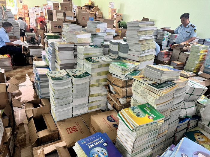 Cục Quản lý thị trường tỉnh Hậu Giang phát hiện và tạm giữ 79.103 cuốn sách có dấu hiệu giả mạo nhãn hàng hóa, bao bì hàng hóa của Nhà Xuất bản Giáo dục Việt Nam. Ảnh: Website Cục Quản lý thị trường tỉnh Hậu Giang. sach giao khoa Hau Giang 7.jpg