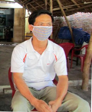 Người dân phải mang khẩu trang để chống mùi khí gas