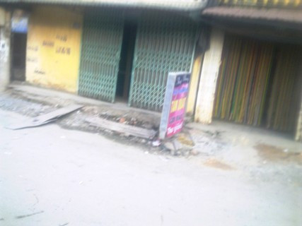 Dọc hai bên đường tại khu vực cầu Chùa Dận và ven theo Mương thối (theo cách gọi của người dân ở đây), đếm sơ qua cũng có gần hai chục ổ mại dâm chuyên phục vụ khách có nhu cầu "thư giãn". Dọc hai bên đường tại khu vực cầu Chùa Dận và ven theo Mương thối (theo cách gọi của người dân ở đây), đếm sơ qua cũng có gần hai chục ổ mại dâm chuyên phục vụ khách có nhu cầu "thư giãn".