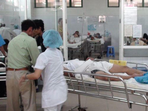 Giàn giáo đổ sập đè 14 người trọng thương ảnh 2 Giàn giáo đổ sập đè 14 người trọng thương ảnh 2
