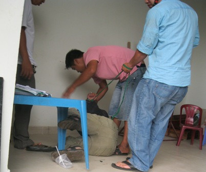 Một người lao vào tát tên trộm khi đối tượng đã bị khống chế Một người lao vào tát tên trộm khi đối tượng đã bị khống chế