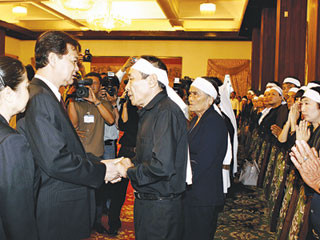 Thủ tướng Nguyễn Tấn Dũng và phu nhân đã đến viếng và chia buồn cùng gia quyến ông Võ Chí Công - Ảnh: TTXVN Thủ tướng Nguyễn Tấn Dũng và phu nhân đã đến viếng và chia buồn cùng gia quyến ông Võ Chí Công - Ảnh: TTXVN