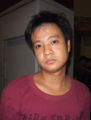 Thanh niên này bỏ chạy và tự ngã