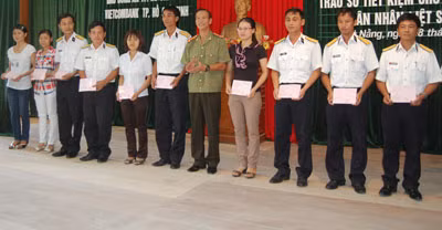 Trao sổ tiết kiệm cho thân nhân liệt sĩ Trường Sa ảnh 1 Trao sổ tiết kiệm cho thân nhân liệt sĩ Trường Sa ảnh 1