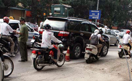 Hà Nội: Sắt văng xuyên thủng ô tô đang chạy ảnh 1 Hà Nội: Sắt văng xuyên thủng ô tô đang chạy ảnh 1