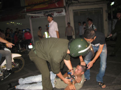 Bắt giữ đối tượng bỏ chạy, buộc CS phải nổ súng Bắt giữ đối tượng bỏ chạy, buộc CS phải nổ súng