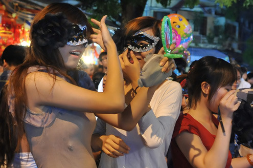 Tối 10/9, chợ đồ chơi Hàng Mã, Hàng Lược, Lương Văn Can, Hàng Đường... đông nghẹt người dạo chơi, tham quan, mua sắm. Trước đêm trung thu 2 ngày, dòng người chen lấn mua đồ chơi. Hai cô gái trẻ đứng giữa đoàn người qua lại ngắm nghía mình qua chiếc gương. Các cửa hàng bày hàng tràn lan ra đường làm thu hẹp không gian thưởng ngoạn của người chơi. Giải pháp cho bé ngồi trên vai là cách chống chen bẹp người của nhiều ông bố. Nạn bắn súng bong bóng xà phòng vào người đi đường vẫn tiếp diễn. Ôtô len vào nơi này cũng gặp khó khăn. Tài xế phải thò đầu ra nhờ mọi người tránh đường. Nhiều hàng bày bán lấn chiếm lòng lề đường khiến lực lượng bảo vệ phải liên tục làm việc. Và đội quân bán rong lại cầm ghế, bê hàng chạy sang chỗ khác. Những chiếc mặt nạ quái đản lại xuất hiện. Tối 10/9, chợ đồ chơi Hàng Mã, Hàng Lược, Lương Văn Can, Hàng Đường... đông nghẹt người dạo chơi, tham quan, mua sắm. Trước đêm trung thu 2 ngày, dòng người chen lấn mua đồ chơi. Hai cô gái trẻ đứng giữa đoàn người qua lại ngắm nghía mình qua chiếc gương. Các cửa hàng bày hàng tràn lan ra đường làm thu hẹp không gian thưởng ngoạn của người chơi. Giải pháp cho bé ngồi trên vai là cách chống chen bẹp người của nhiều ông bố. Nạn bắn súng bong bóng xà phòng vào người đi đường vẫn tiếp diễn. Ôtô len vào nơi này cũng gặp khó khăn. Tài xế phải thò đầu ra nhờ mọi người tránh đường. Nhiều hàng bày bán lấn chiếm lòng lề đường khiến lực lượng bảo vệ phải liên tục làm việc. Và đội quân bán rong lại cầm ghế, bê hàng chạy sang chỗ khác. Những chiếc mặt nạ quái đản lại xuất hiện.