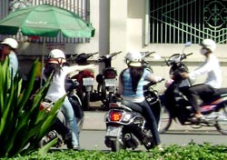 Ban ngày, gái mại dâm dừng xe đón khách trên đường Nguyễn Chí Thanh (đường giáp ranh giữa P.9, Q.5 và P.3, Q.10)