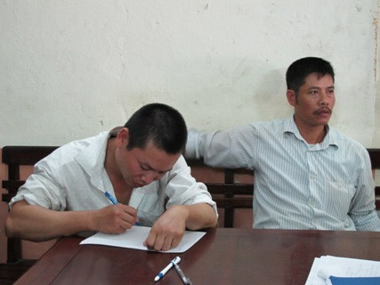 Hai thanh niên bị bắt quả tang xả thải xuống hệ thống thoát nước quanh hồ Gươm