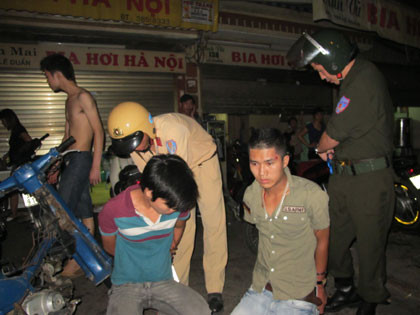 Khống chế 2 đối tượng đua xe trái phép Khống chế 2 đối tượng đua xe trái phép