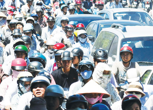 Vận tải công cộng không đáp ứng được nhu cầu của người dân khiến họ phụ thuộc vào phương tiện cá nhân - Ảnh: Ngọc Thắng Vận tải công cộng không đáp ứng được nhu cầu của người dân khiến họ phụ thuộc vào phương tiện cá nhân - Ảnh: Ngọc Thắng