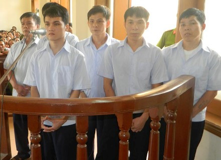 Nhóm đối tượng dùng mìn đánh đắm tàu bạn