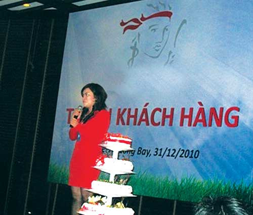 Hằng trong “buổi lễ tri ân khách hàng” tại khách sạn Novotel vào tháng 12.2010 - ảnh: P.H.S