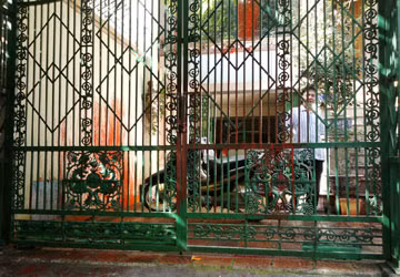 Cánh cổng nhà ông Thẳng bị bôi bẩn bằng sơn đỏ (Ảnh: Pháp luật TPHCM)