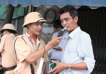 Lực lượng CSGT kiểm tra nồng độ cồn người điều khiển xe vào trưa 7-9. Ảnh: TV Lực lượng CSGT kiểm tra nồng độ cồn người điều khiển xe vào trưa 7-9. Ảnh: TV