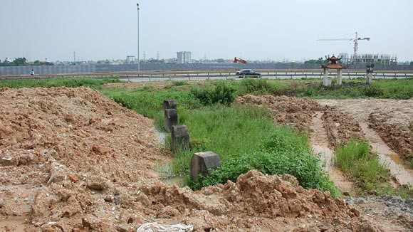 Dưới những cọc tre này là các ngôi mộ bị vùi lấp Dưới những cọc tre này là các ngôi mộ bị vùi lấp