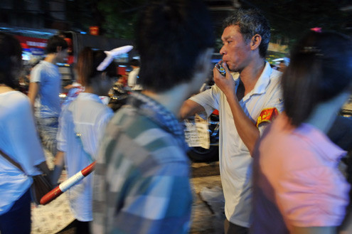 Tối 10/9, chợ đồ chơi Hàng Mã, Hàng Lược, Lương Văn Can, Hàng Đường... đông nghẹt người dạo chơi, tham quan, mua sắm. Trước đêm trung thu 2 ngày, dòng người chen lấn mua đồ chơi. Hai cô gái trẻ đứng giữa đoàn người qua lại ngắm nghía mình qua chiếc gương. Các cửa hàng bày hàng tràn lan ra đường làm thu hẹp không gian thưởng ngoạn của người chơi. Giải pháp cho bé ngồi trên vai là cách chống chen bẹp người của nhiều ông bố. Nạn bắn súng bong bóng xà phòng vào người đi đường vẫn tiếp diễn. Ôtô len vào nơi này cũng gặp khó khăn. Tài xế phải thò đầu ra nhờ mọi người tránh đường. Nhiều hàng bày bán lấn chiếm lòng lề đường khiến lực lượng bảo vệ phải liên tục làm việc. Và đội quân bán rong lại cầm ghế, bê hàng chạy sang chỗ khác. Những chiếc mặt nạ quái đản lại xuất hiện. Tối 10/9, chợ đồ chơi Hàng Mã, Hàng Lược, Lương Văn Can, Hàng Đường... đông nghẹt người dạo chơi, tham quan, mua sắm. Trước đêm trung thu 2 ngày, dòng người chen lấn mua đồ chơi. Hai cô gái trẻ đứng giữa đoàn người qua lại ngắm nghía mình qua chiếc gương. Các cửa hàng bày hàng tràn lan ra đường làm thu hẹp không gian thưởng ngoạn của người chơi. Giải pháp cho bé ngồi trên vai là cách chống chen bẹp người của nhiều ông bố. Nạn bắn súng bong bóng xà phòng vào người đi đường vẫn tiếp diễn. Ôtô len vào nơi này cũng gặp khó khăn. Tài xế phải thò đầu ra nhờ mọi người tránh đường. Nhiều hàng bày bán lấn chiếm lòng lề đường khiến lực lượng bảo vệ phải liên tục làm việc. Và đội quân bán rong lại cầm ghế, bê hàng chạy sang chỗ khác. Những chiếc mặt nạ quái đản lại xuất hiện.