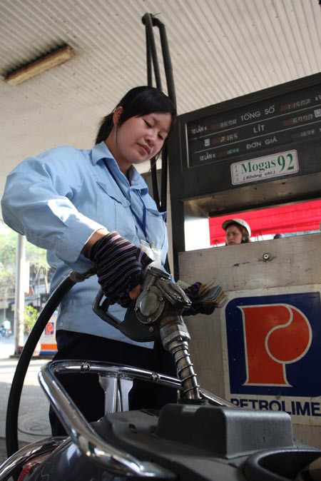 Cử tri nhiều địa phương tiếp tục kiến nghị Quốc hội xem xét lại việc quản lý, điều hành giá xăng dầu. Cử tri nhiều địa phương tiếp tục kiến nghị Quốc hội xem xét lại việc quản lý, điều hành giá xăng dầu.