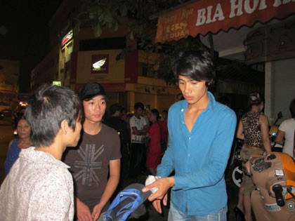 Đối tượng áo xanh lao cả xe vào CA Đối tượng áo xanh lao cả xe vào CA