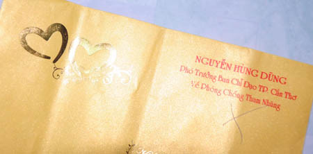 Tên, chức vụ của bố chú rể được in ngoài bìa thiệp mời. Tên, chức vụ của bố chú rể được in ngoài bìa thiệp mời.